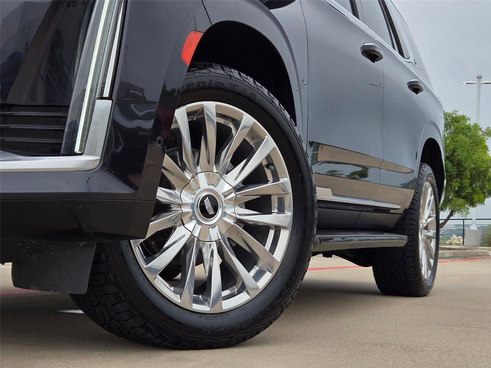 Used 2022 Cadillac Escalade Premium Luxury AWD/4WD image 8