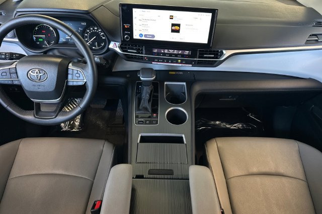 Certified 2026 Toyota Sienna XLE FWD image 17
