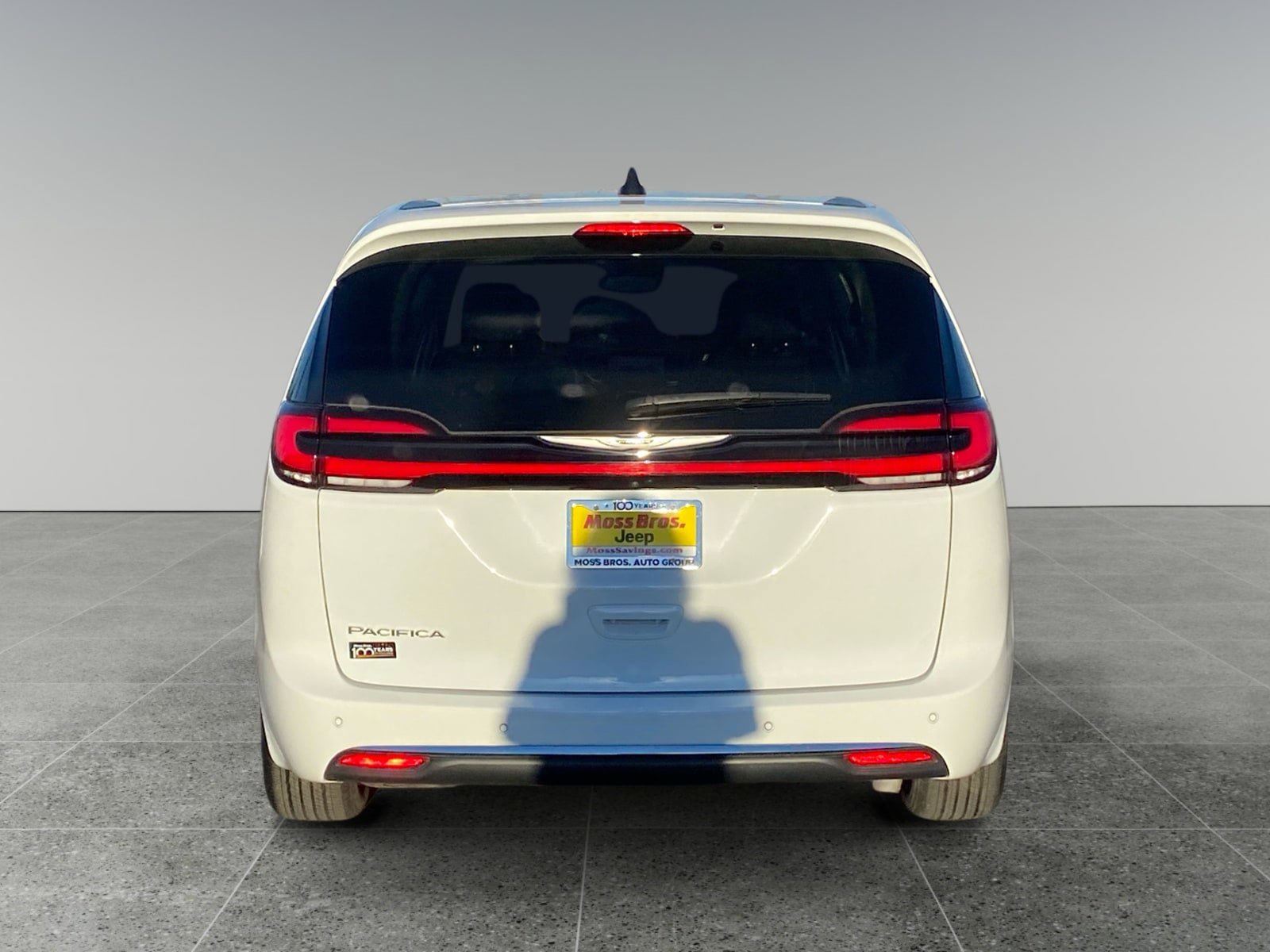 Used 2023 Chrysler Pacifica Touring-L image 4