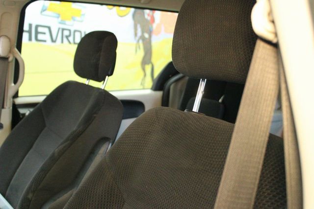 Used 2018 Dodge Grand Caravan SE w/ UConnect Hands-Free Group image 16