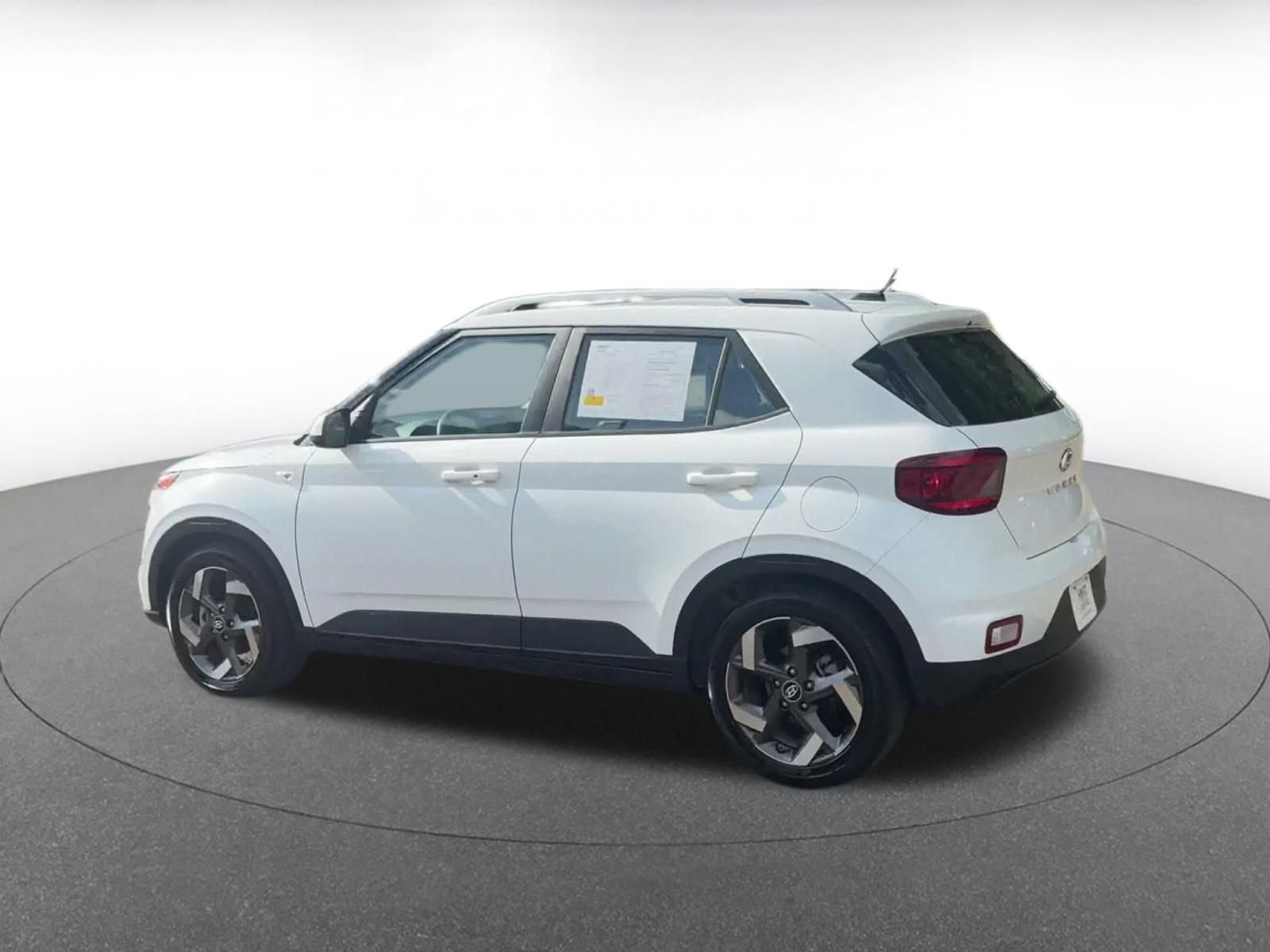 Used 2026 Hyundai Venue SEL FWD image 9