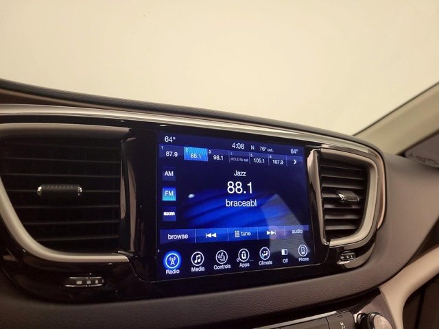 Used 2018 Chrysler Pacifica Touring-L w/ Premium Audio Group image 3