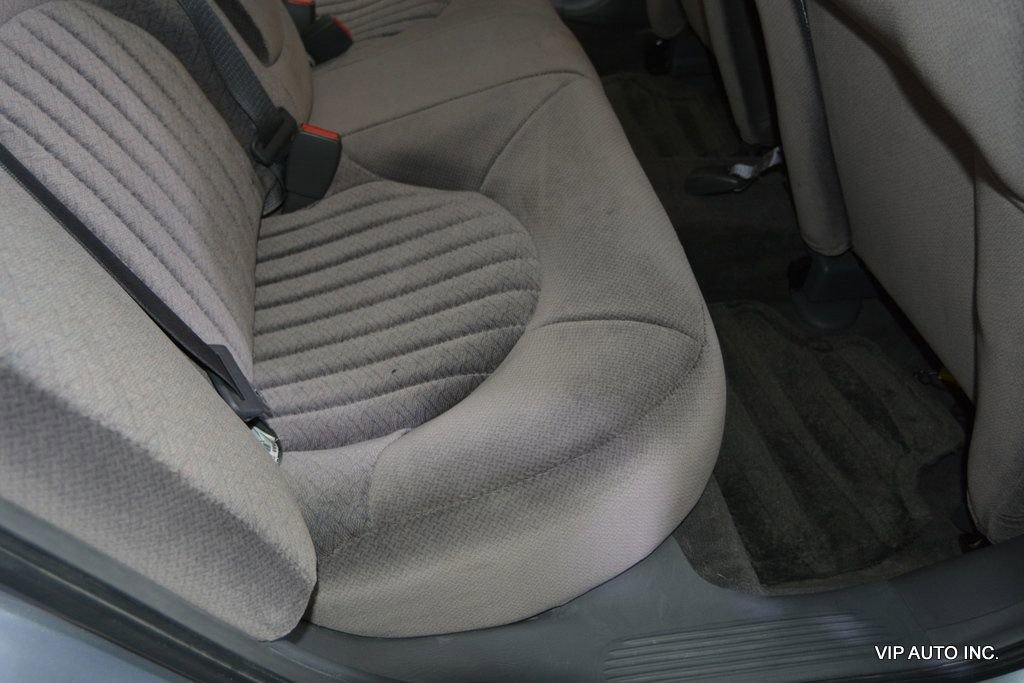 Used 2005 Pontiac Bonneville SE image 26