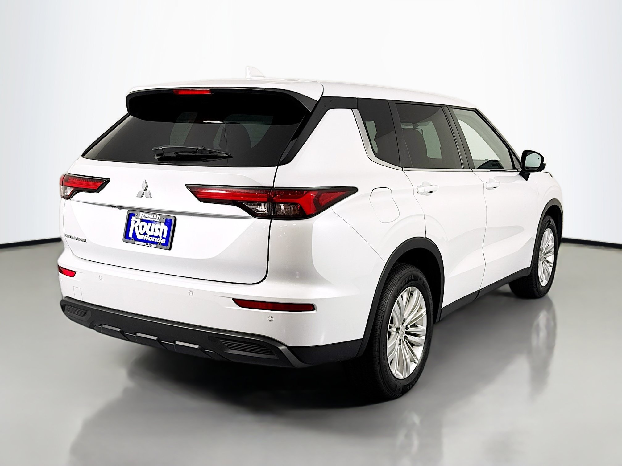 Used 2023 Mitsubishi Outlander ES FWD image 5