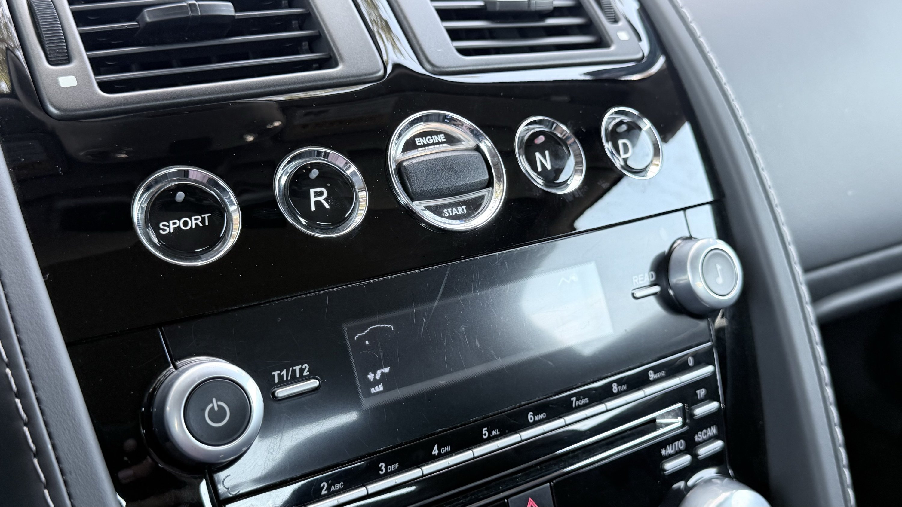 Used 2015 Aston Martin V12 Vantage S RWD image 36
