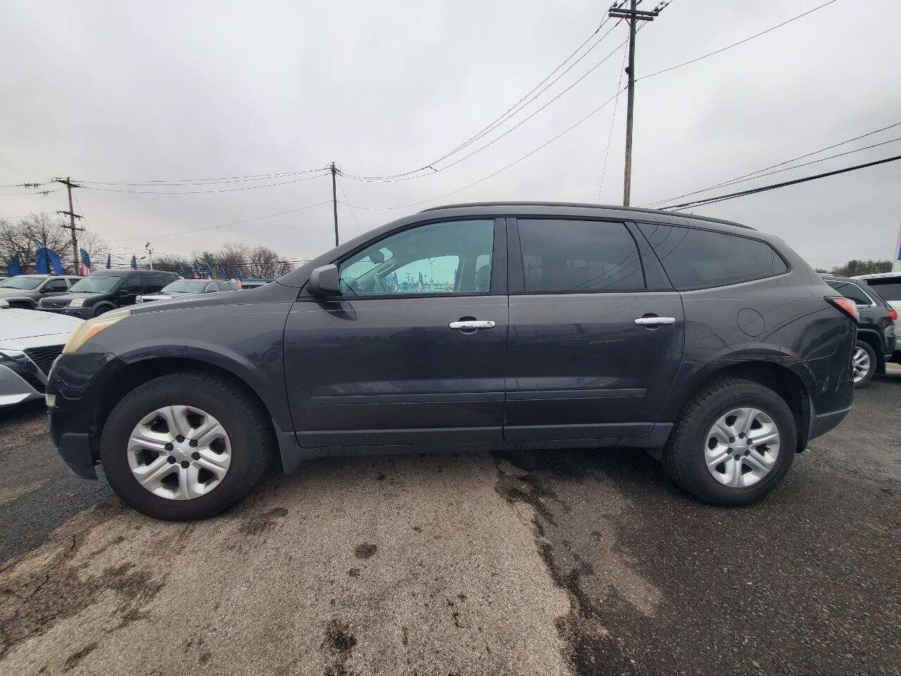 Used 2014 Chevrolet Traverse LS FWD image 2
