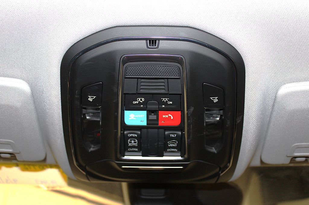 Certified 2023 Jeep Grand Cherokee Laredo X AWD/4WD image 23