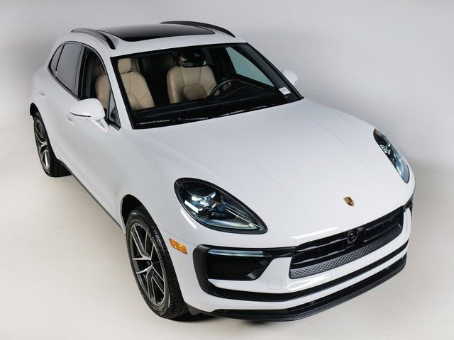 Certified 2026 Porsche Macan AWD/4WD image 32