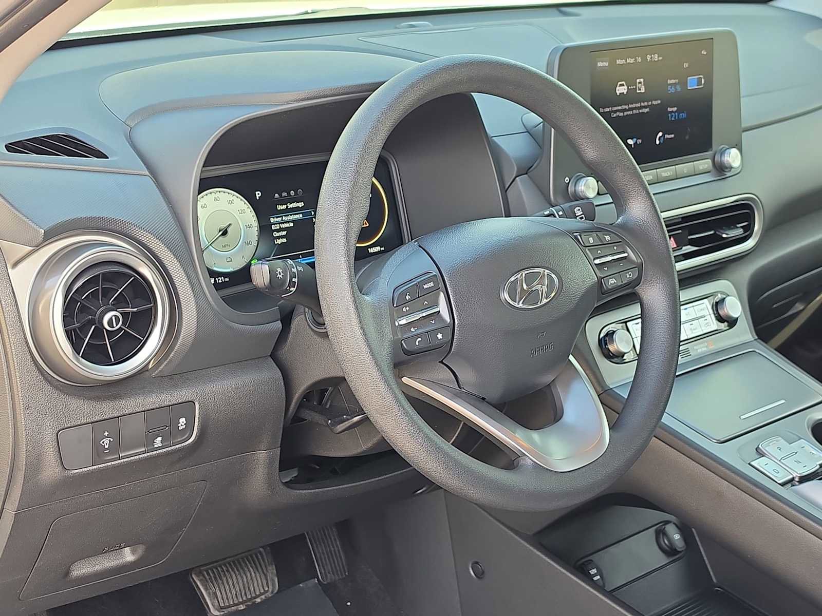 Used 2023 Hyundai Kona SE image 2