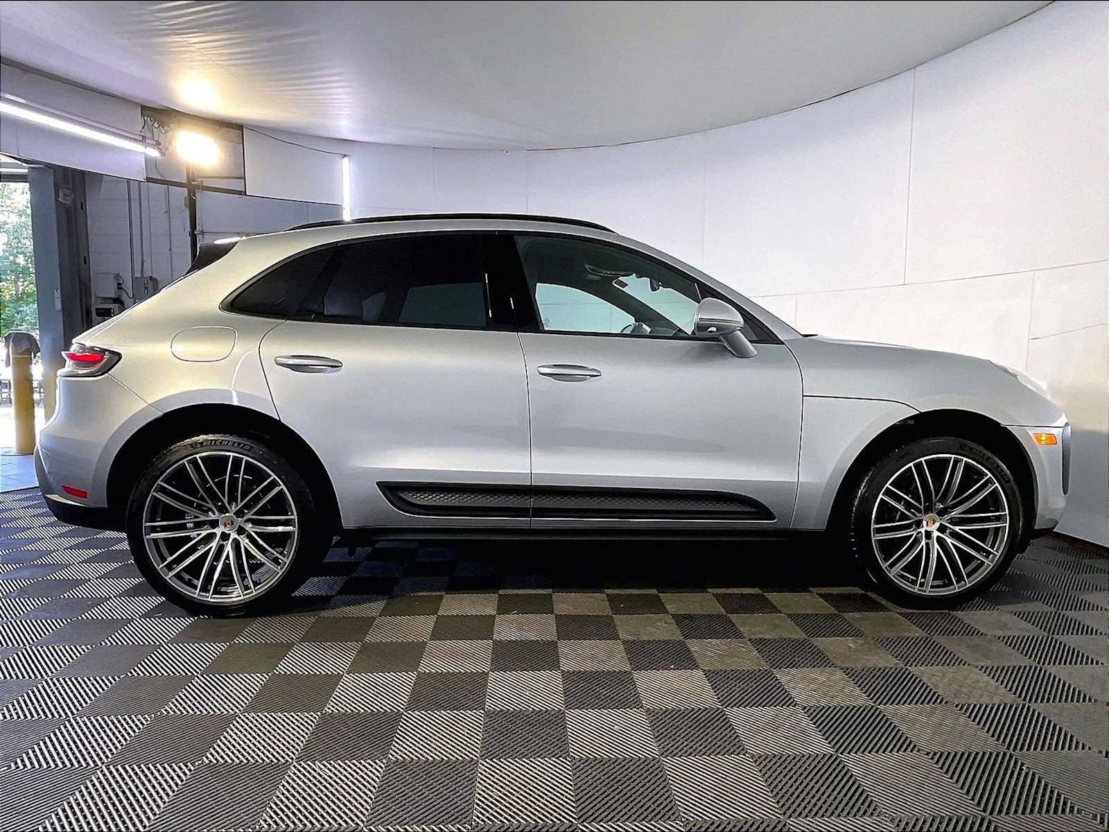 Certified 2026 Porsche Macan AWD/4WD image 8