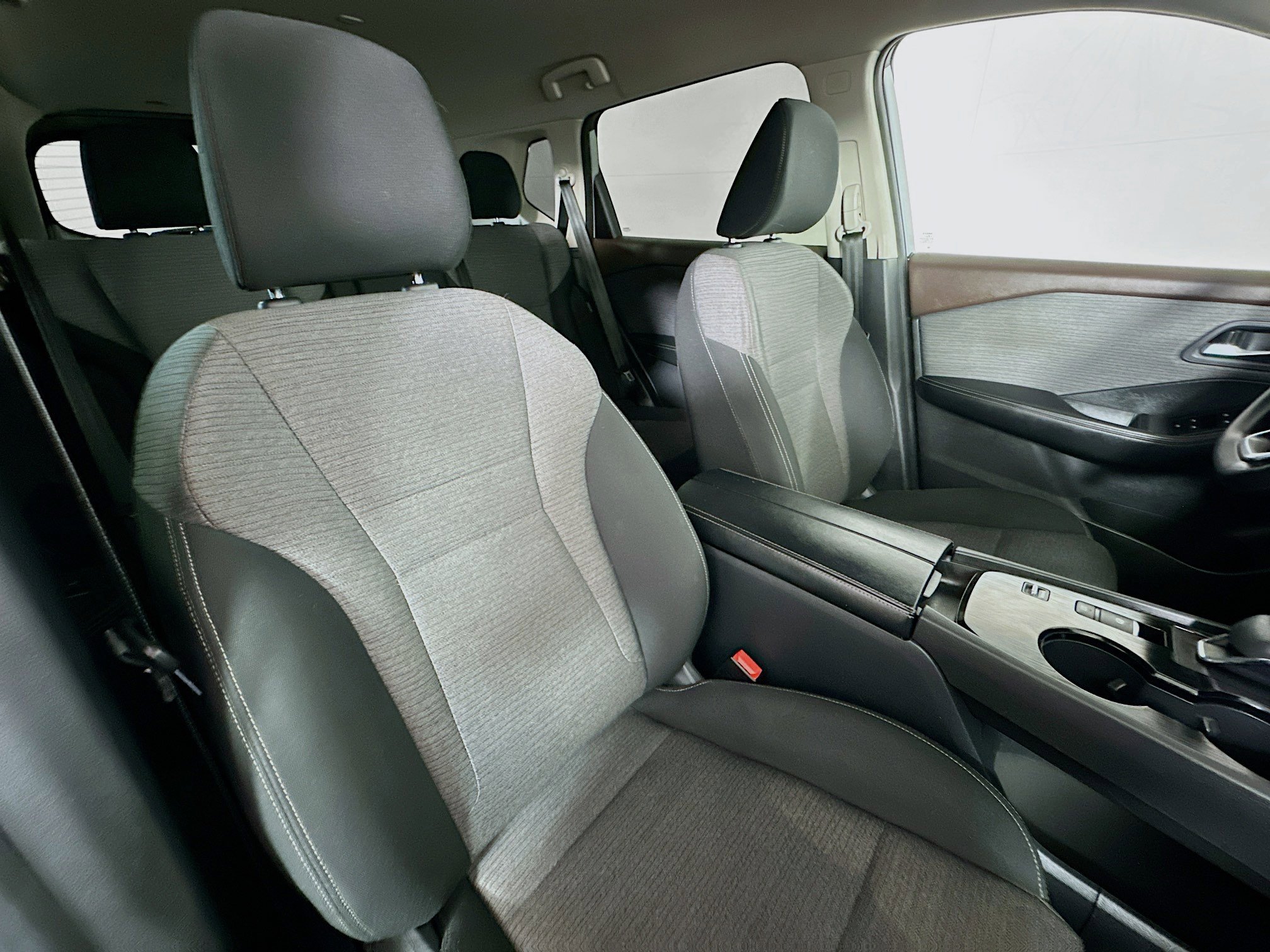 Used 2023 Nissan Rogue SV image 25