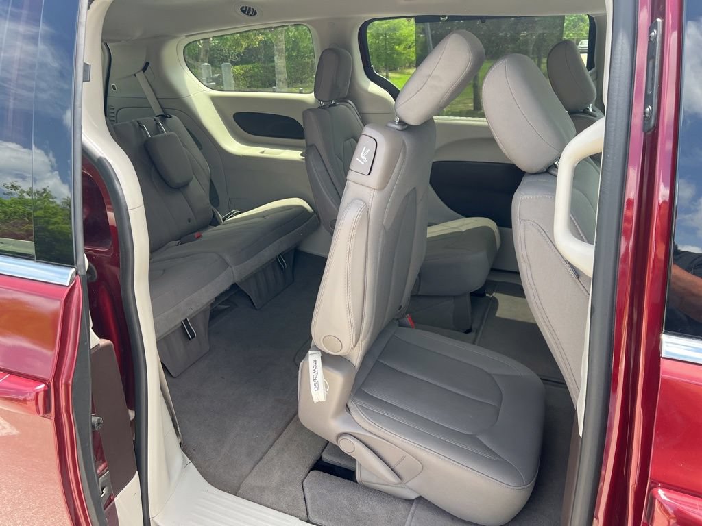 Used 2020 Chrysler Pacifica Touring w/ Advanced Safetytec Group FWD image 43