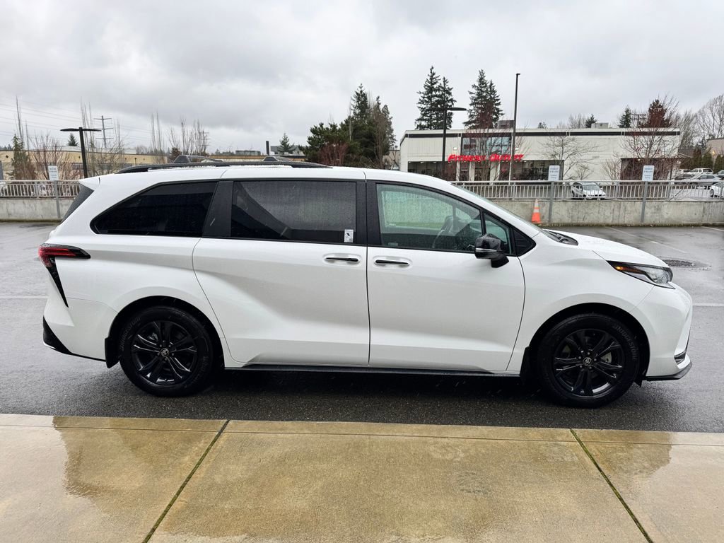 Used 2025 Toyota Sienna XSE w/ XSE Premium Package image 38