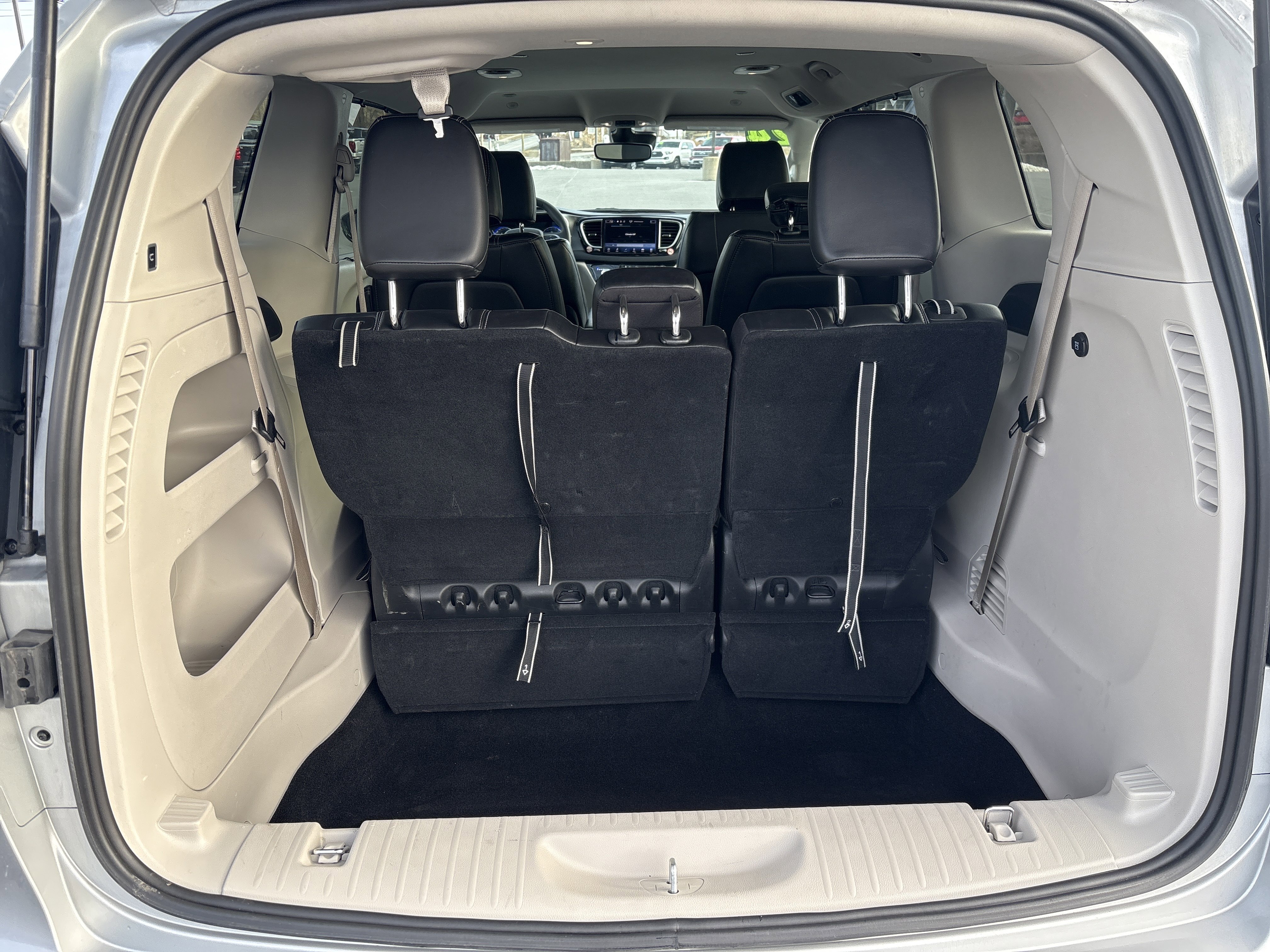 Used 2024 Chrysler Pacifica Touring-L image 5