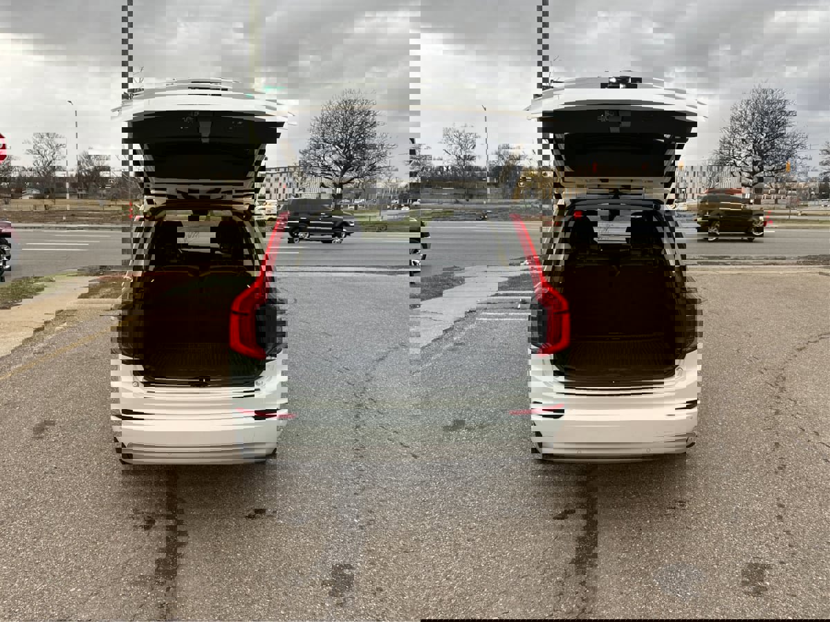 Used 2022 Volvo XC90 T5 Momentum w/ Protection Package Premier image 14