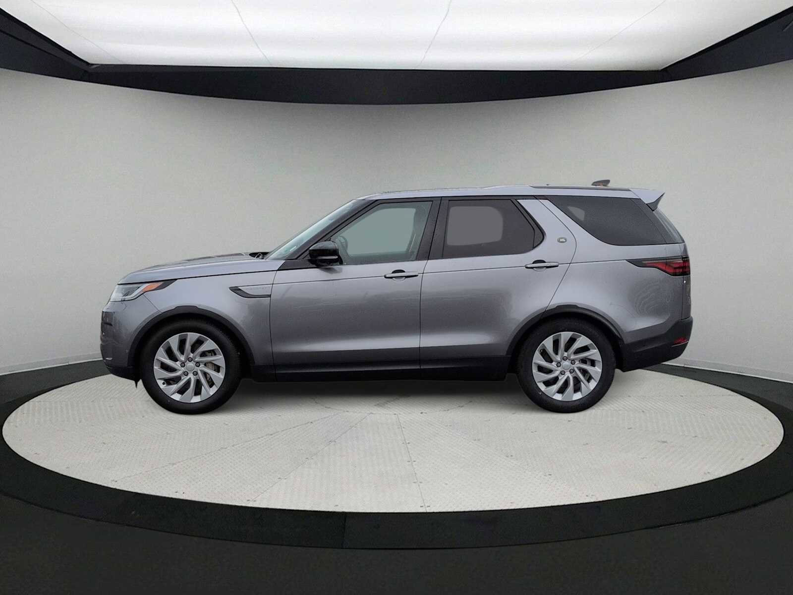 Used 2024 Land Rover Discovery S image 5