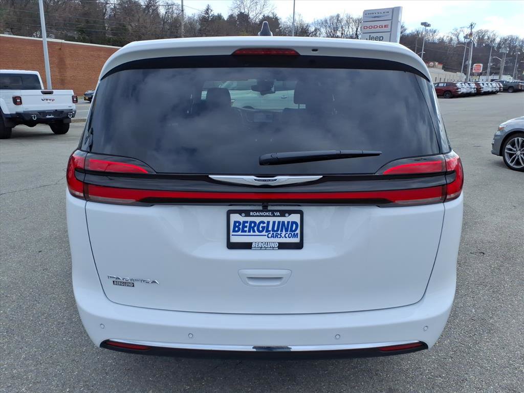 New 2026 Chrysler Pacifica Select image 5