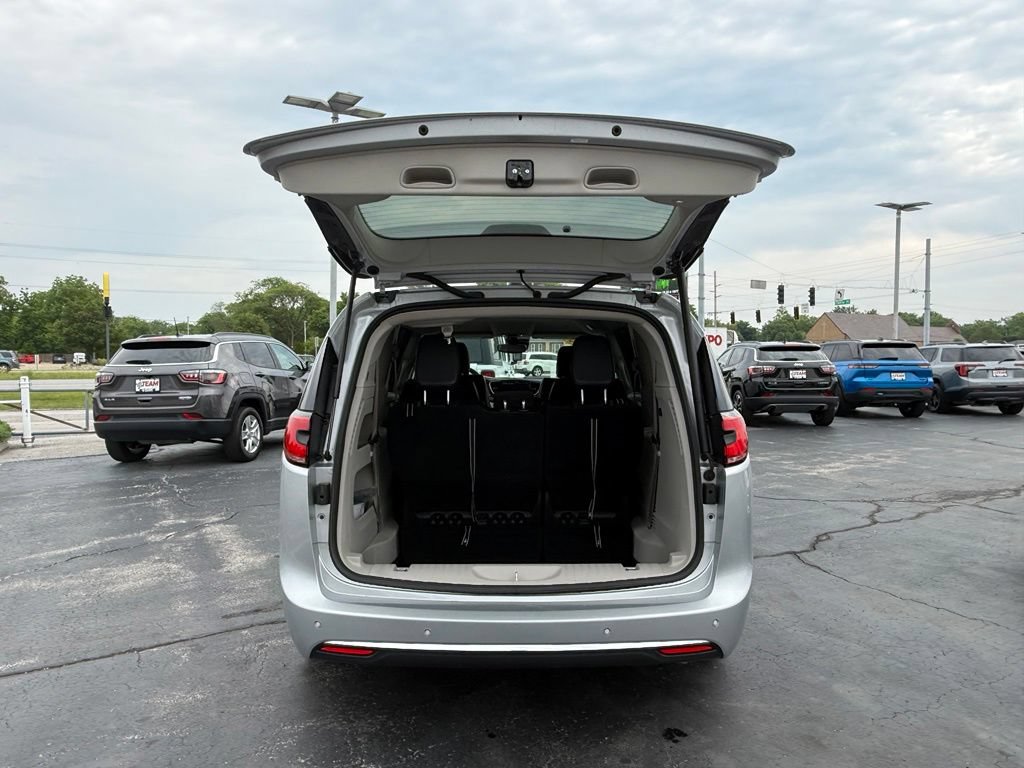 Used 2024 Chrysler Pacifica Touring-L FWD image 7