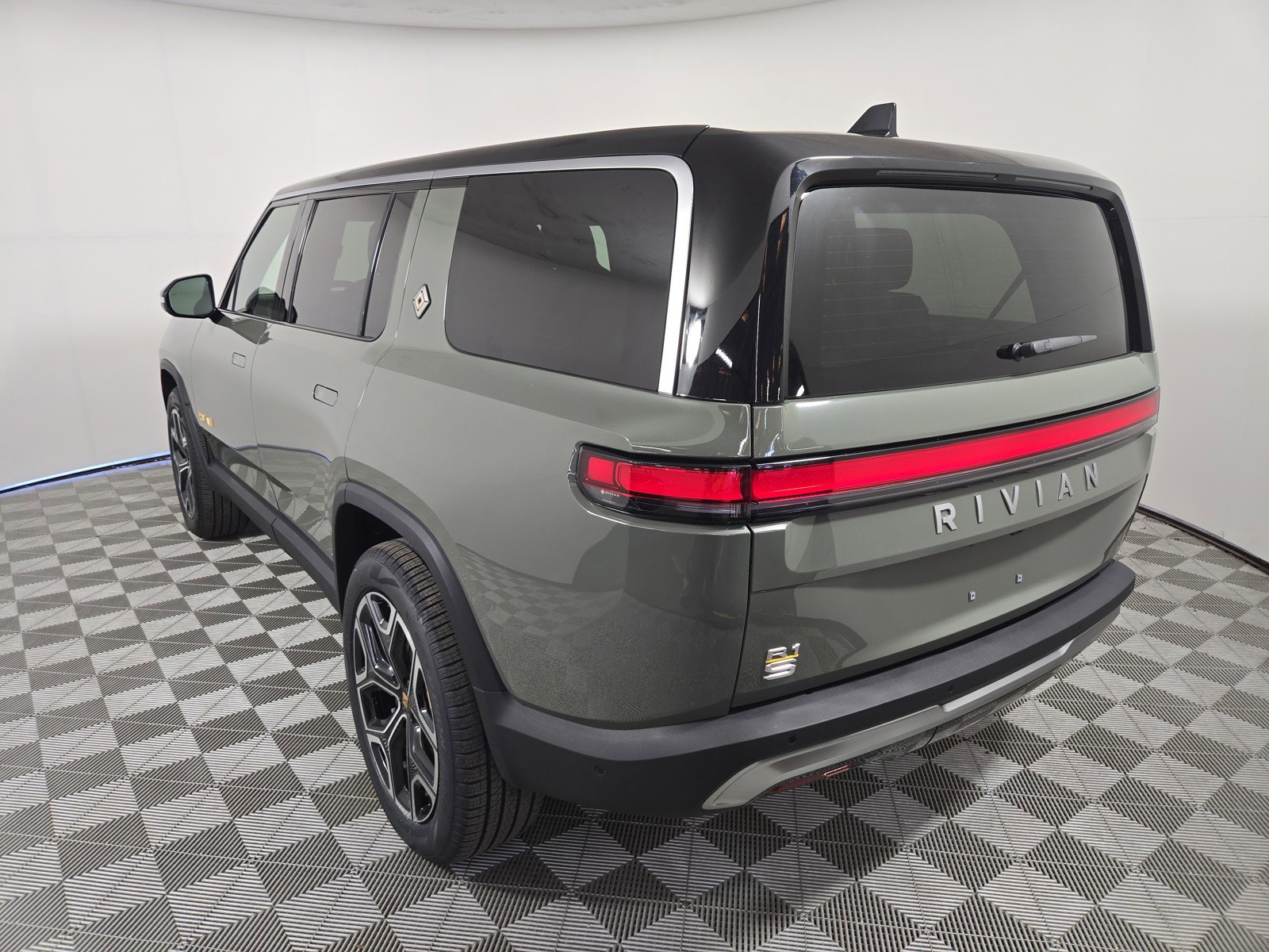 Used 2023 Rivian R1S Launch Edition AWD/4WD image 3