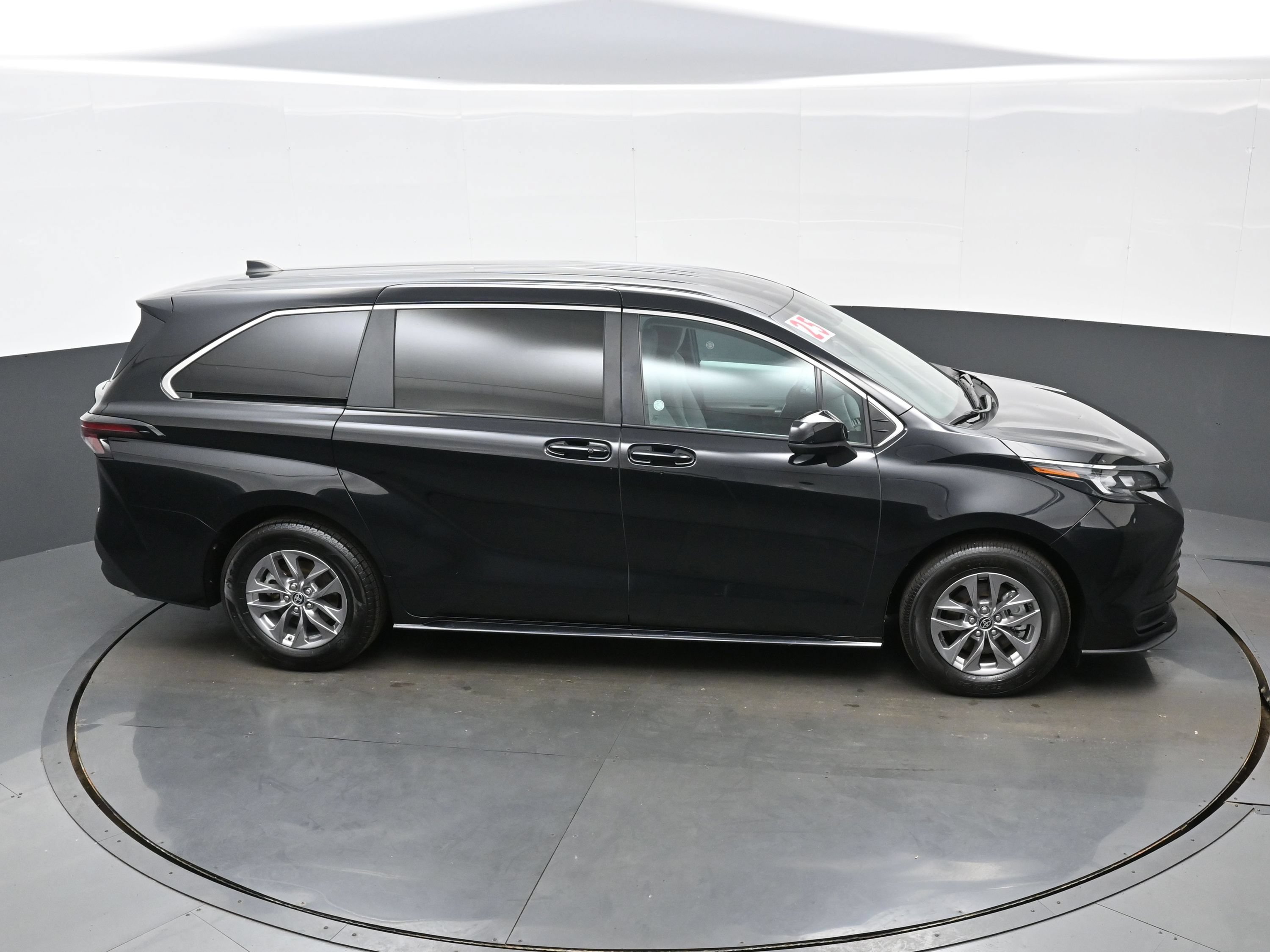 Used 2025 Toyota Sienna LE FWD image 42