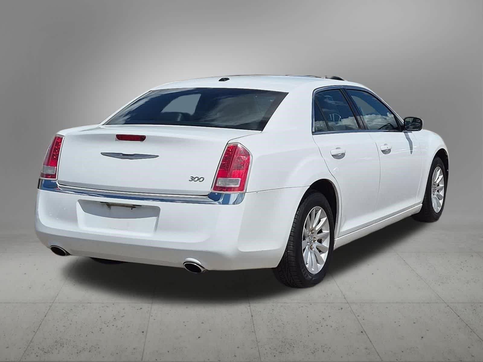 Used 2014 Chrysler 300 RWD image 6