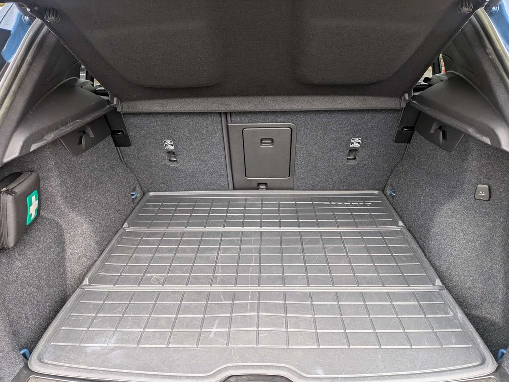 Certified 2023 Volvo XC40 B4 Plus w/ Protection Package Premier FWD image 16