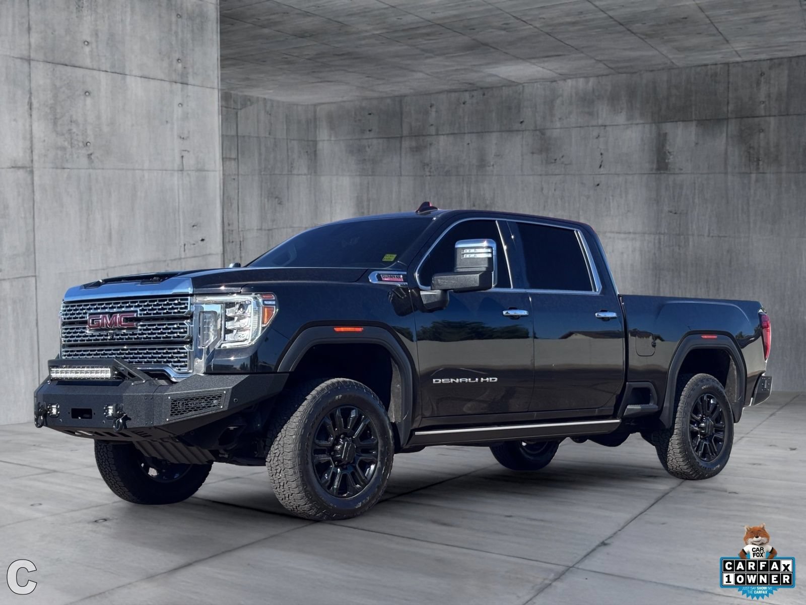 Used 2022 GMC Sierra 2500 Denali w/ Denali Black Diamond Edition AWD/4WD image 2