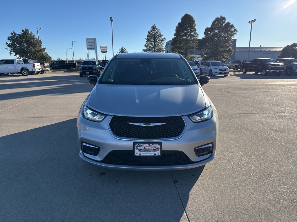 Used 2024 Chrysler Pacifica Touring-L FWD image 10