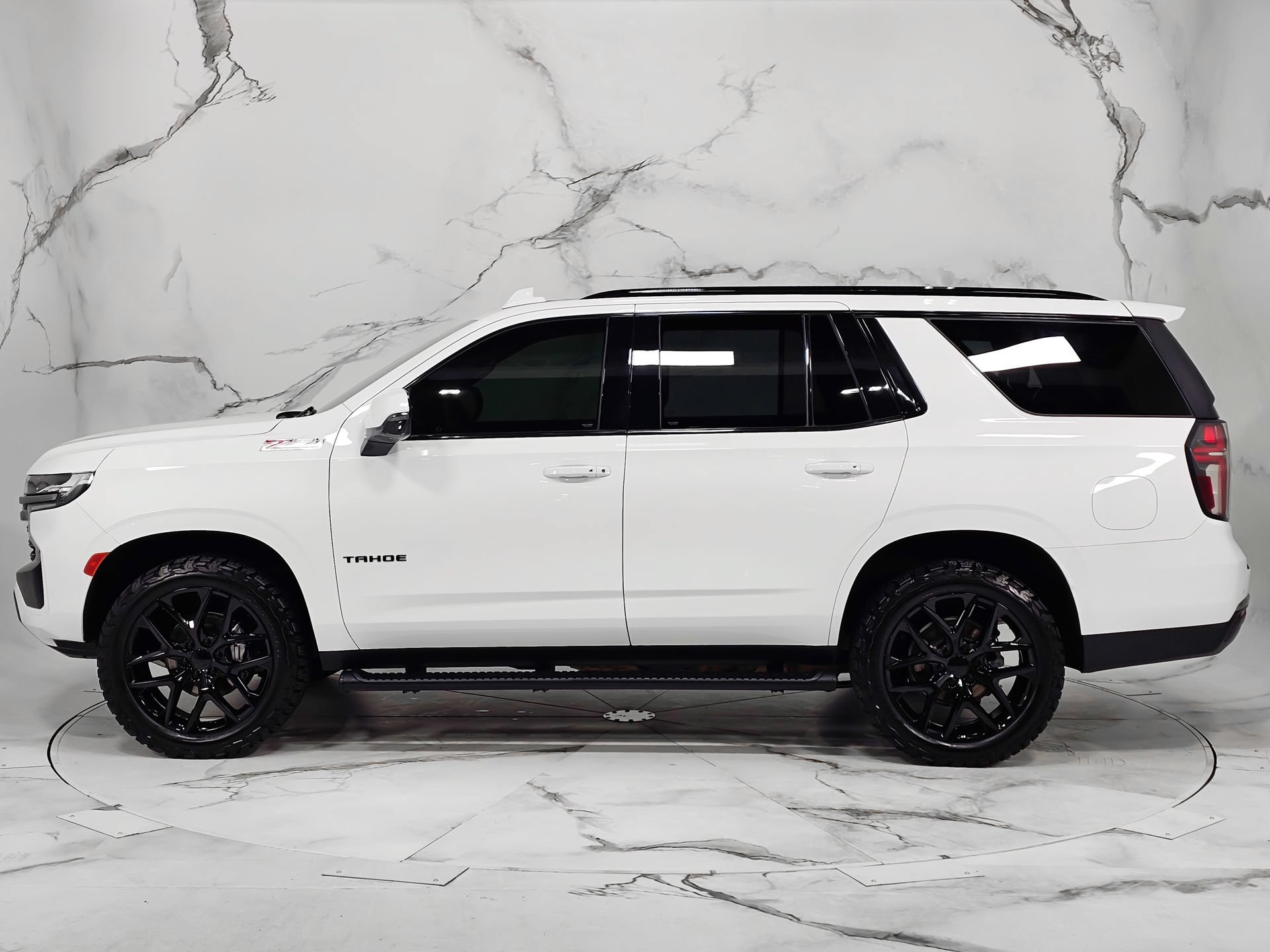 Used 2022 Chevrolet Tahoe Z71 w/ Luxury Package AWD/4WD image 6