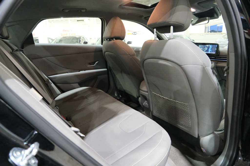 Used 2025 Hyundai Elantra SEL image 22
