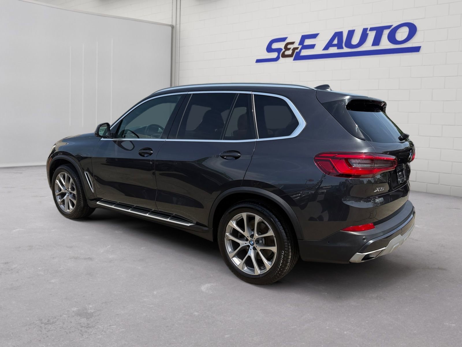 Used 2019 BMW X5 xDrive40i w/ Convenience Package AWD/4WD image 3