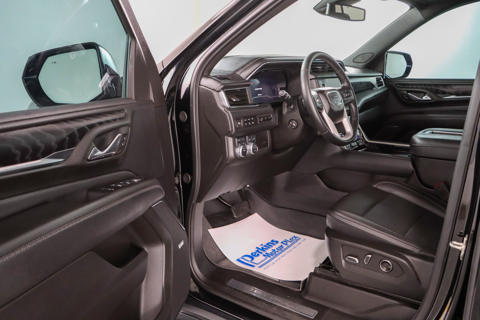 Used 2023 GMC Yukon Denali AWD/4WD image 3