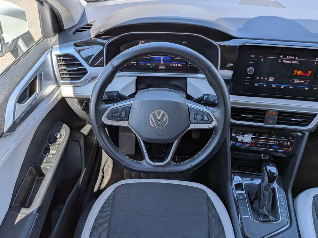 Used 2025 Volkswagen Taos SE FWD image 16