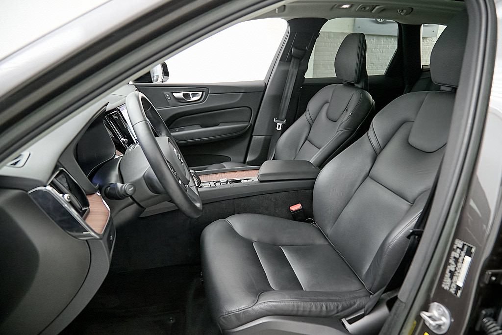 Certified 2023 Volvo XC60 B5 Plus w/ Protection Package Premier AWD/4WD image 18