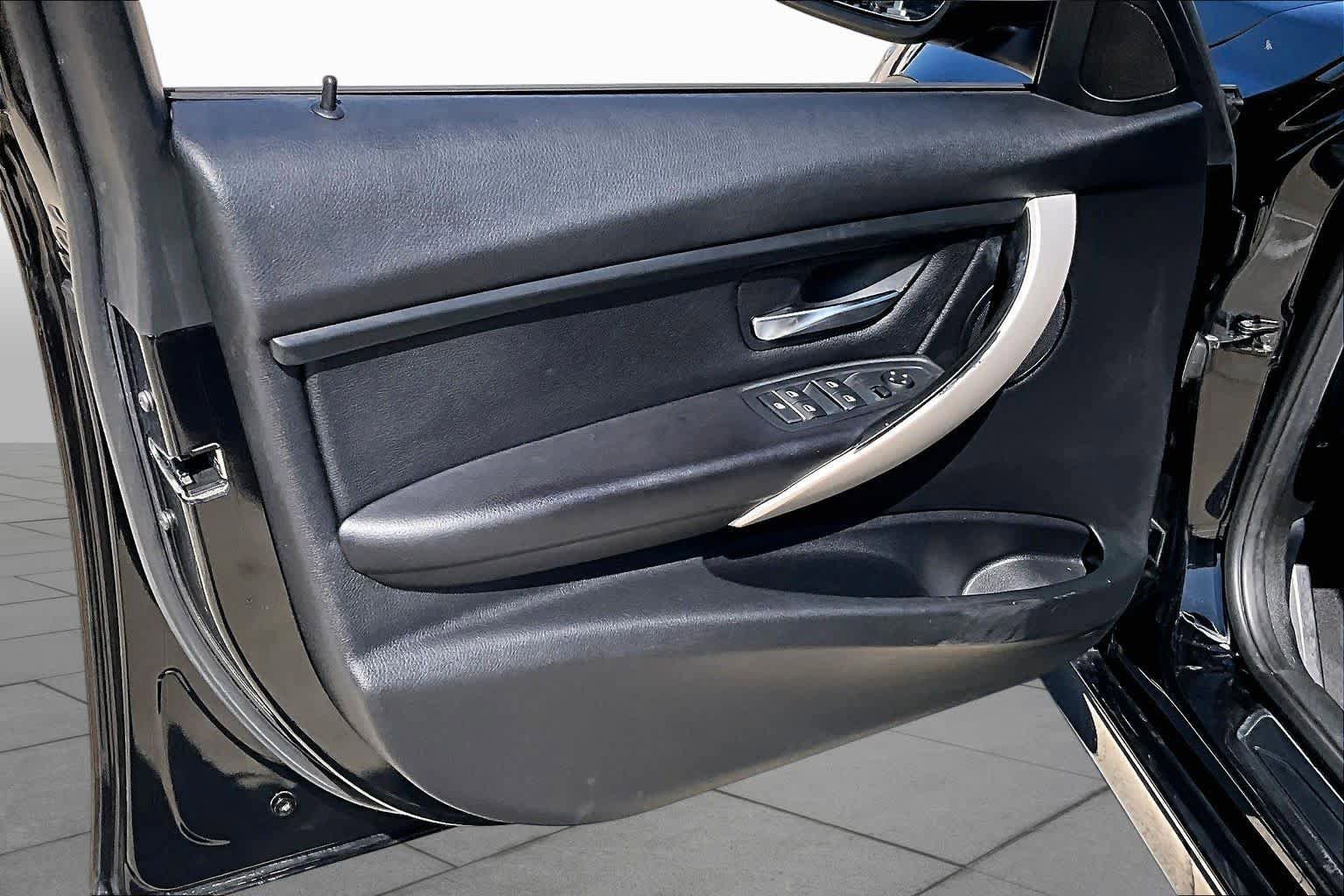 Used 2016 BMW 320i Sedan RWD image 25