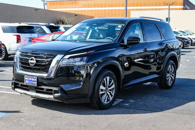 Used 2025 Nissan Pathfinder SL FWD image 3