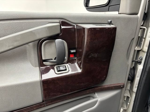 Used 2019 Chevrolet Express 2500 RWD image 17