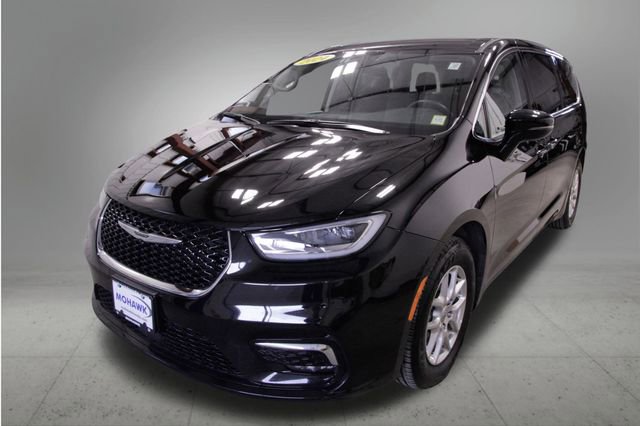 Used 2024 Chrysler Pacifica Touring-L image 1