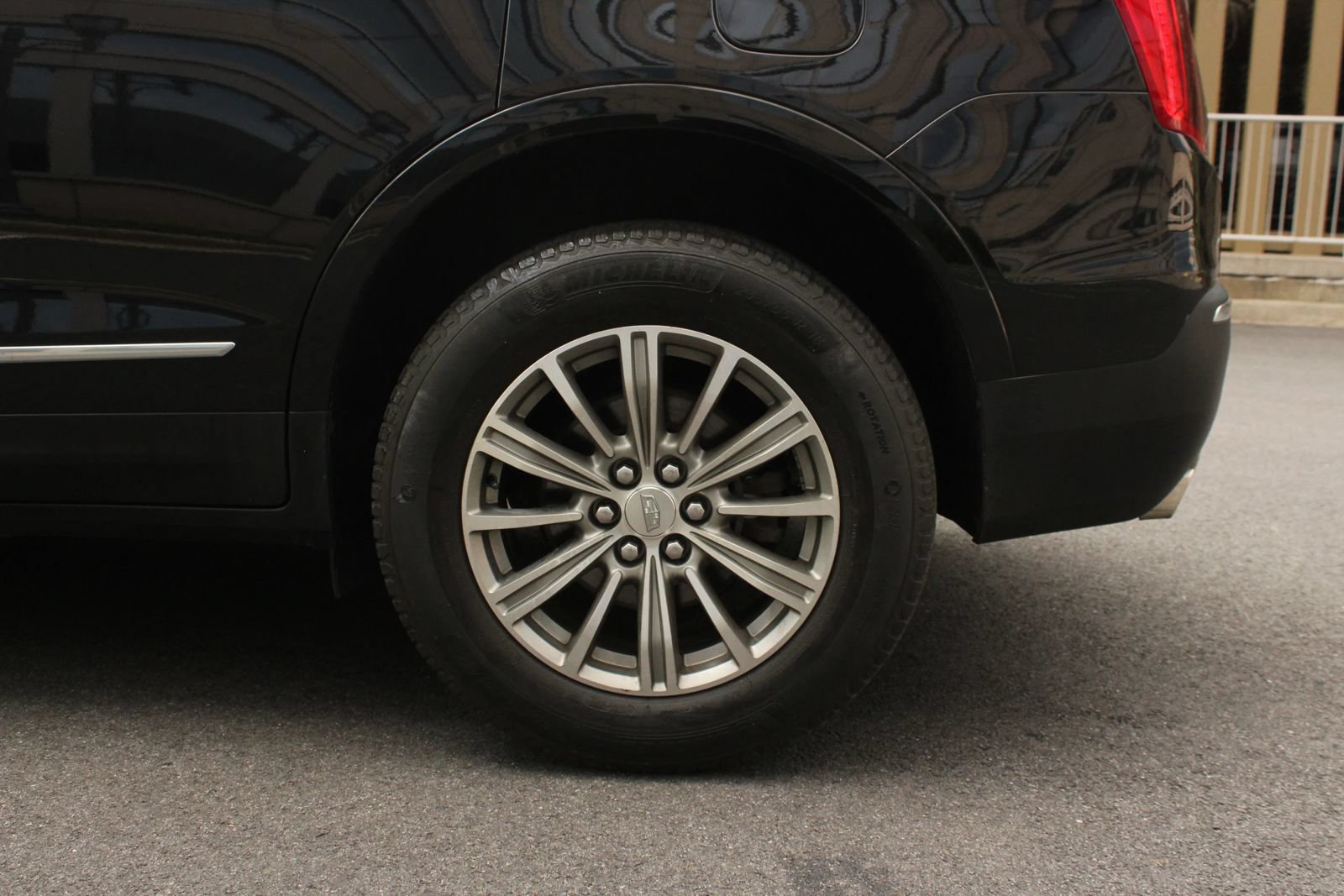 Used 2018 Cadillac XT5 Luxury w/ Driver Awareness Package FWD image 9