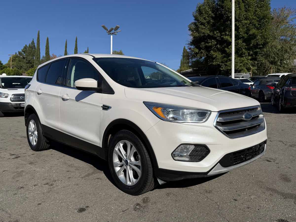 Used 2017 Ford Escape SE image 1