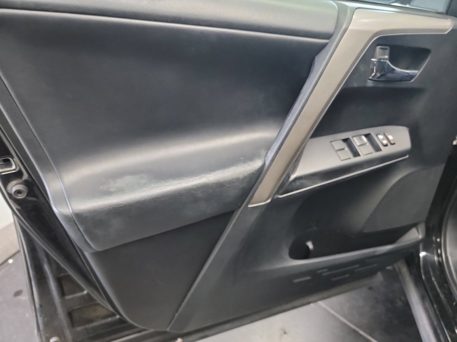 Used 2018 Toyota RAV4 XLE FWD image 13