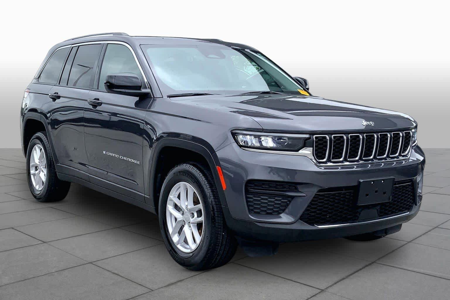 Used 2023 Jeep Grand Cherokee Laredo X RWD image 3