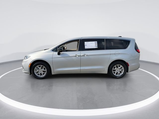 Used 2024 Chrysler Pacifica Touring-L image 5
