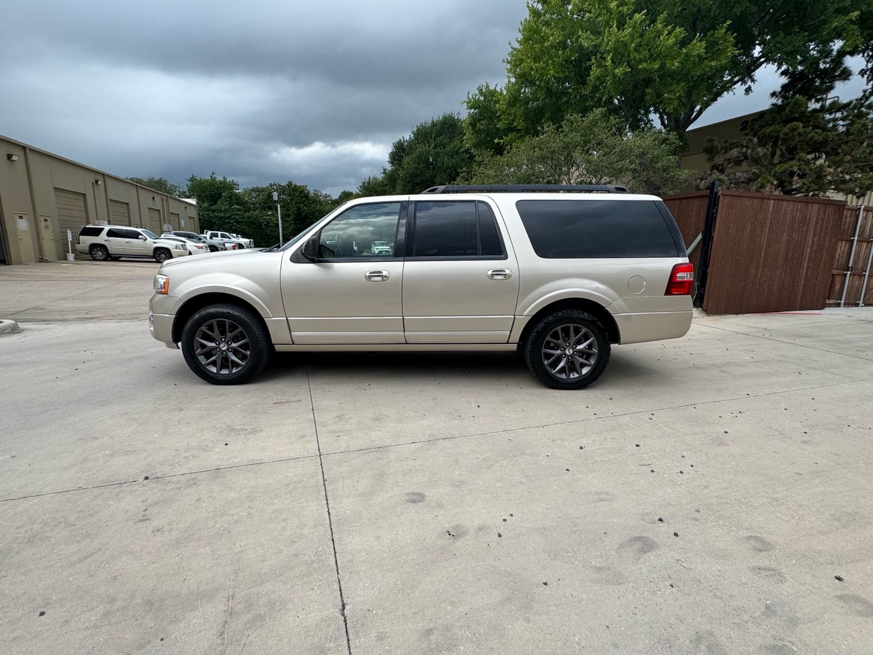 Used 2017 Ford Expedition EL Limited w/ Equipment Group 301A RWD image 4