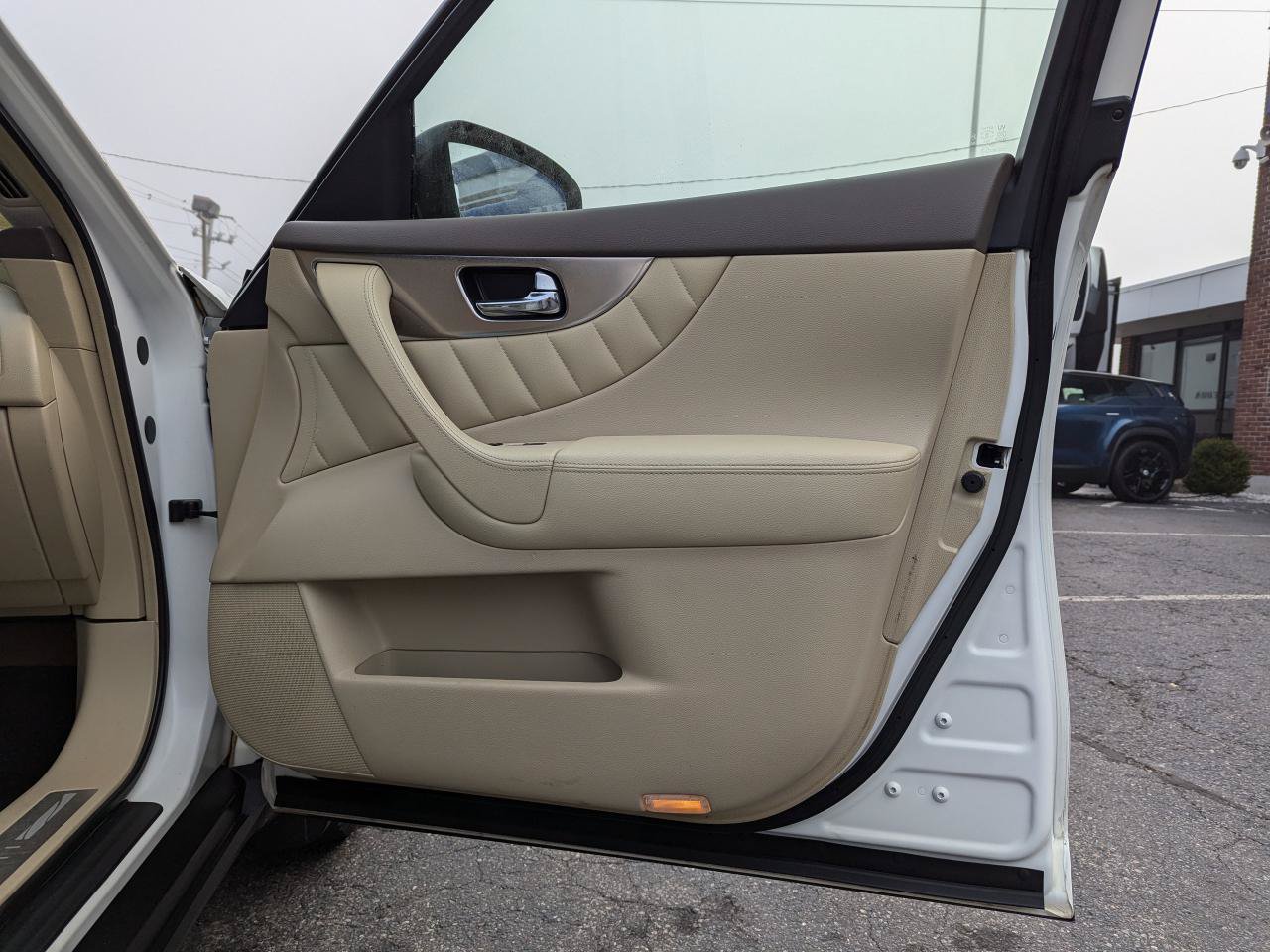 Used 2010 INFINITI FX35 AWD w/ Navigation Pkg image 29