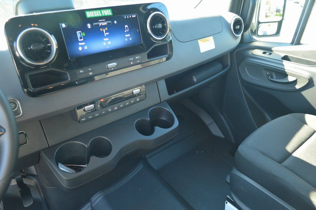 Used 2025 Mercedes-Benz Sprinter 2500 image 25