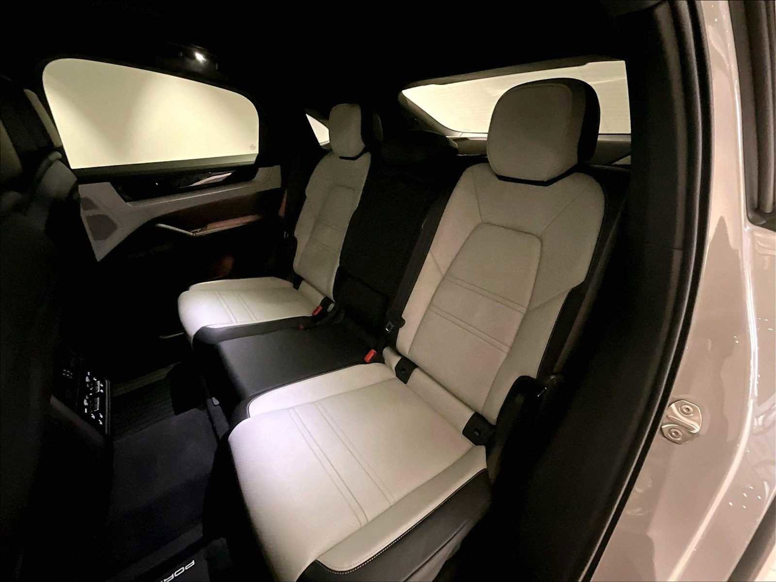 Used 2025 Porsche Cayenne Coupe image 30