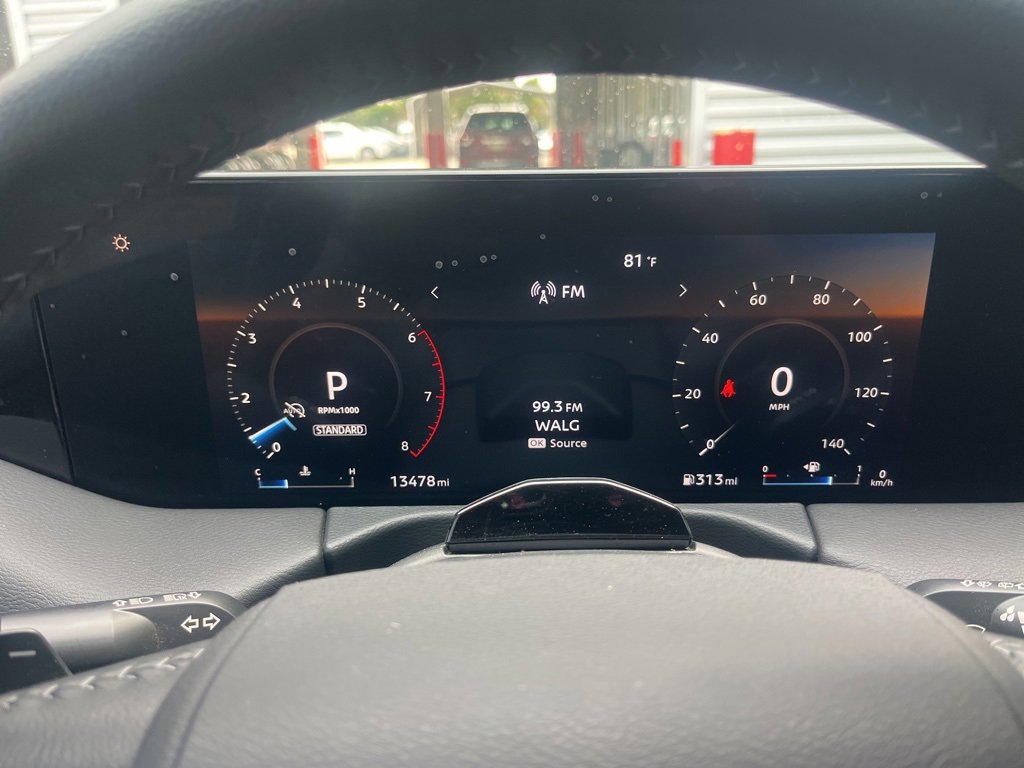 Used 2025 Nissan Armada SL image 12