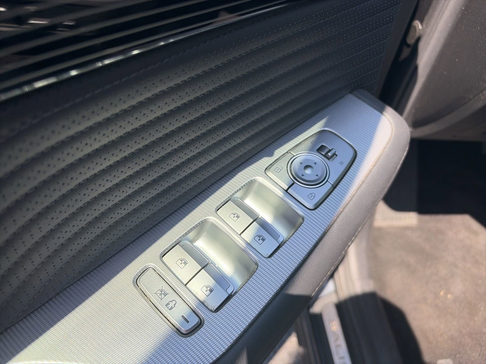 Used 2024 Hyundai Palisade Calligraphy image 15