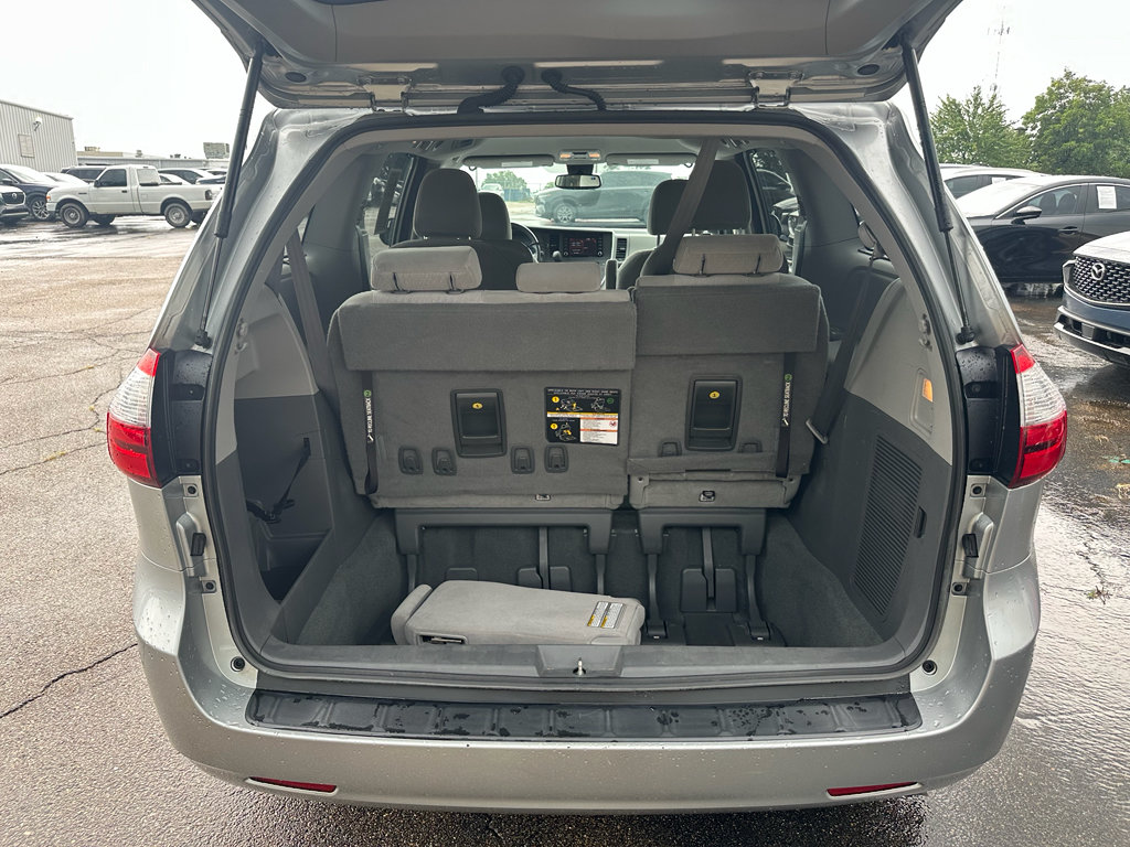 Used 2020 Toyota Sienna LE w/ LE Preferred Package FWD image 27